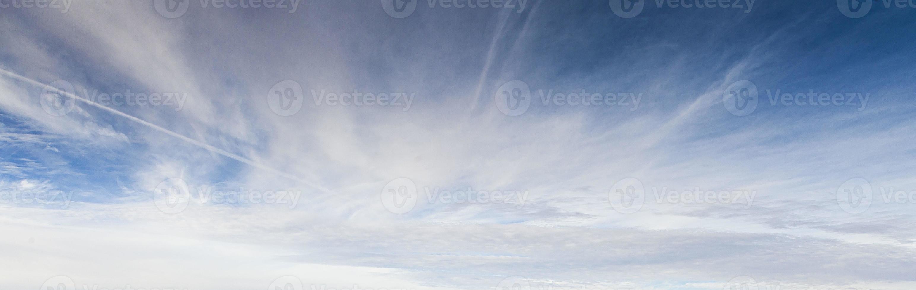 imagen de un cielo parcialmente nublado y parcialmente despejado durante el día foto