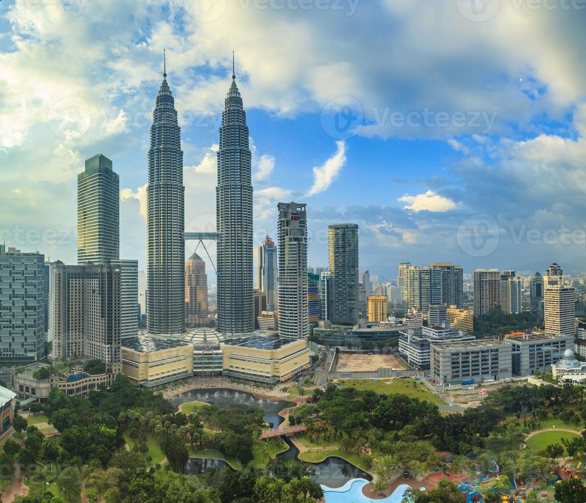 vistas al parque klcc en kuala lumpur foto