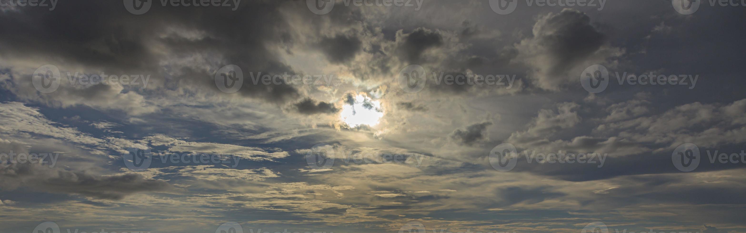 imagen de un cielo parcialmente nublado y parcialmente despejado durante el día foto