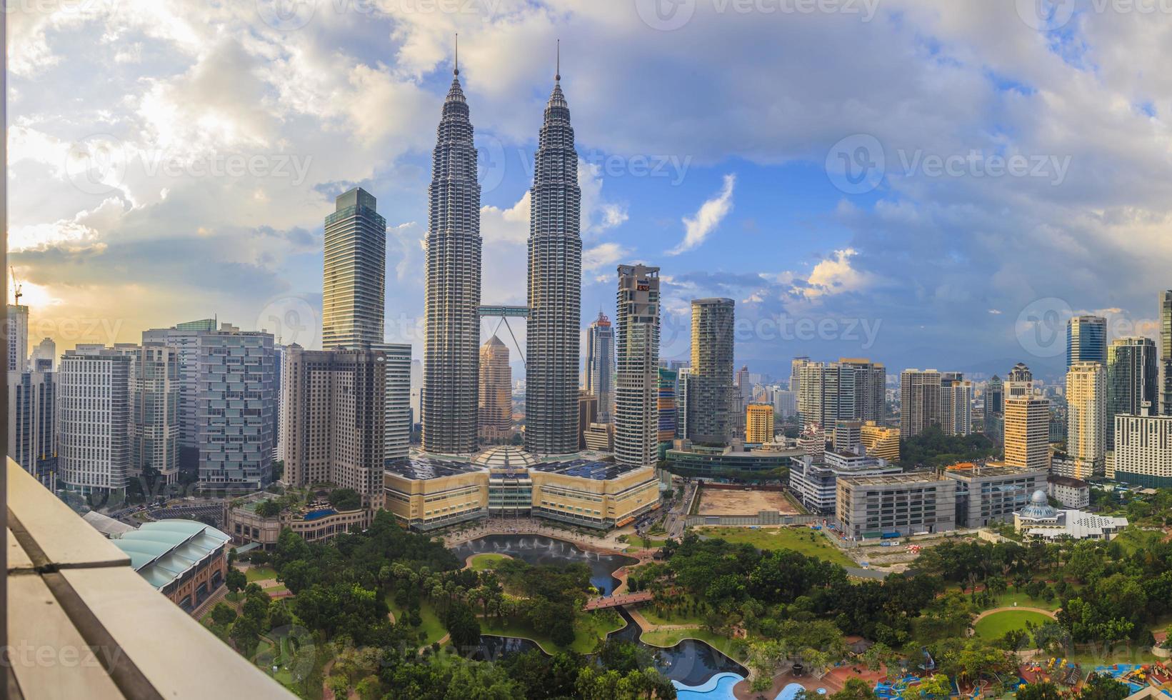 vistas al parque klcc en kuala lumpur foto