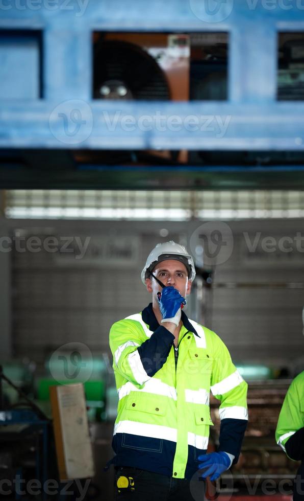 enormes máquinas y materiales se encontrarán en una gran fábrica industrial. como resultado, la transferencia requiere el empleo de una grúa foto