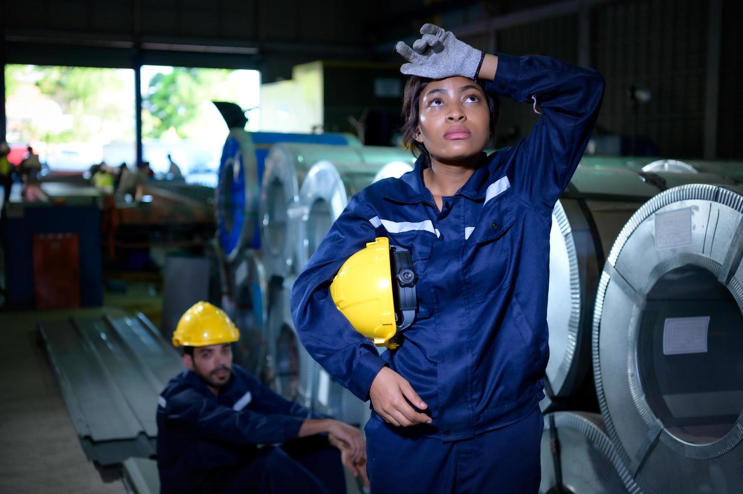 un grupo de ingenieros de equipos pesados de grandes industrias se está tomando un descanso foto