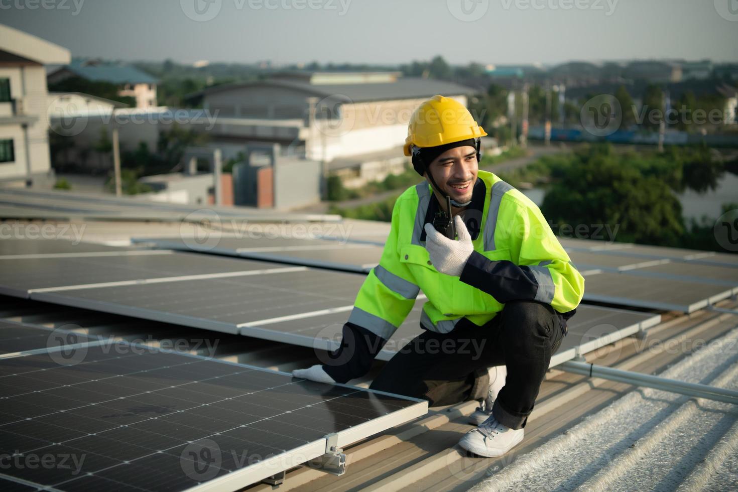 los técnicos brindan servicios de mantenimiento de celdas solares trimestrales en el techo de la fábrica foto