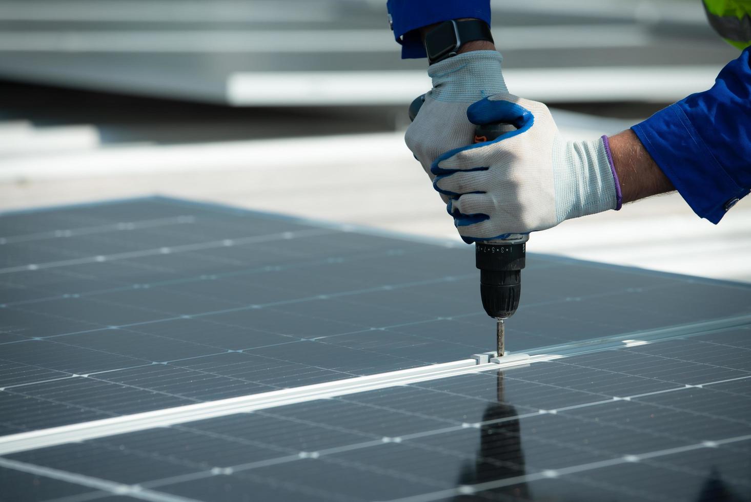 ingeniero a cargo de la instalación de paneles solares la instalación de energía solar foto