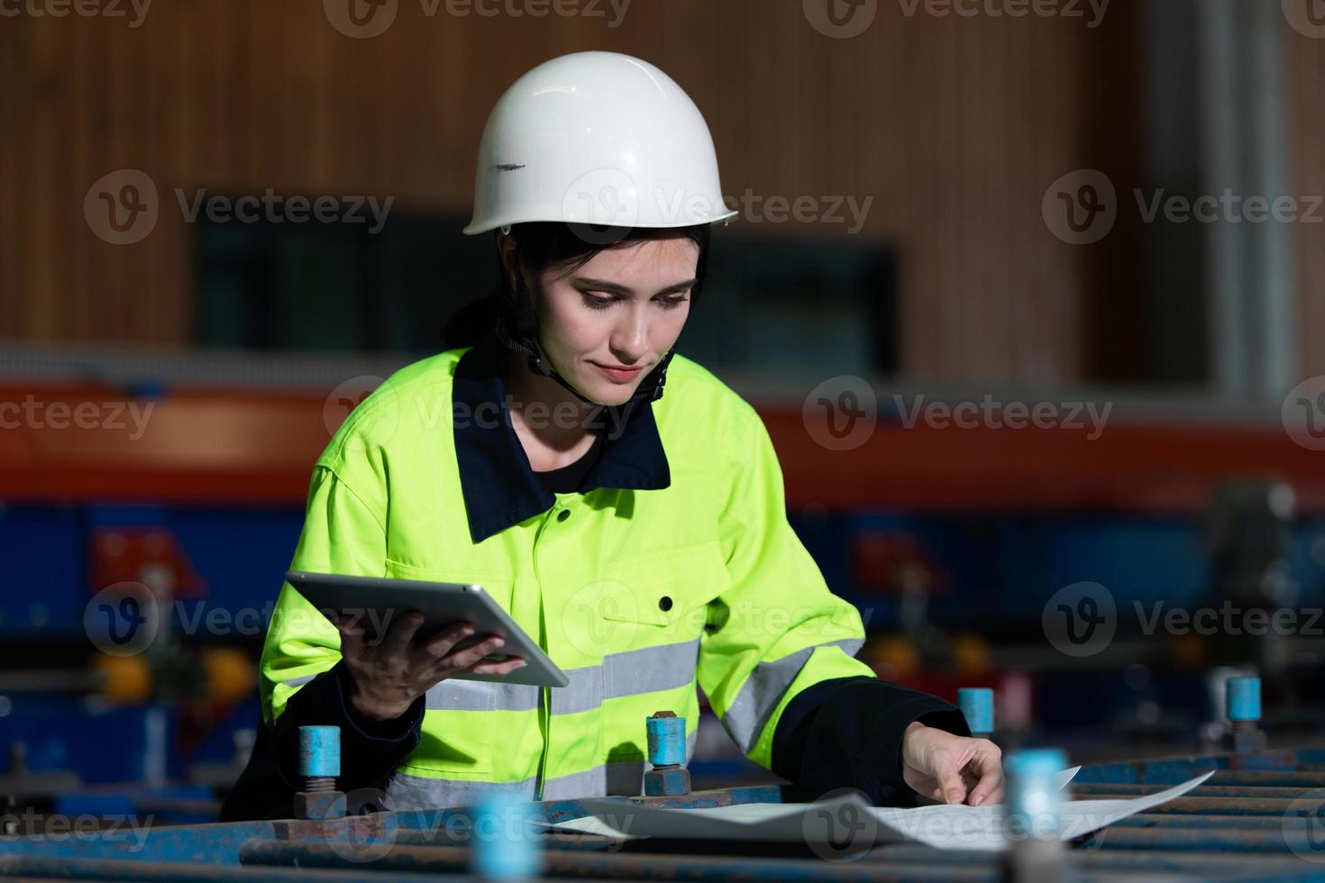 retrato de una ingeniera de equipos pesados de una gran industria foto