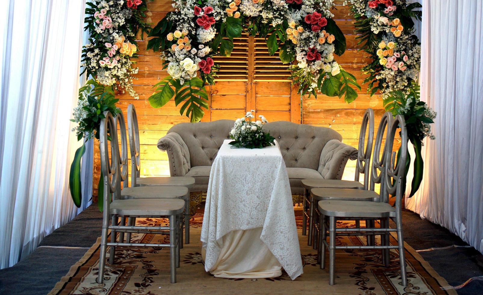 hermosa ceremonia de boda islámica en indonesia decoración con mesas y sillas foto