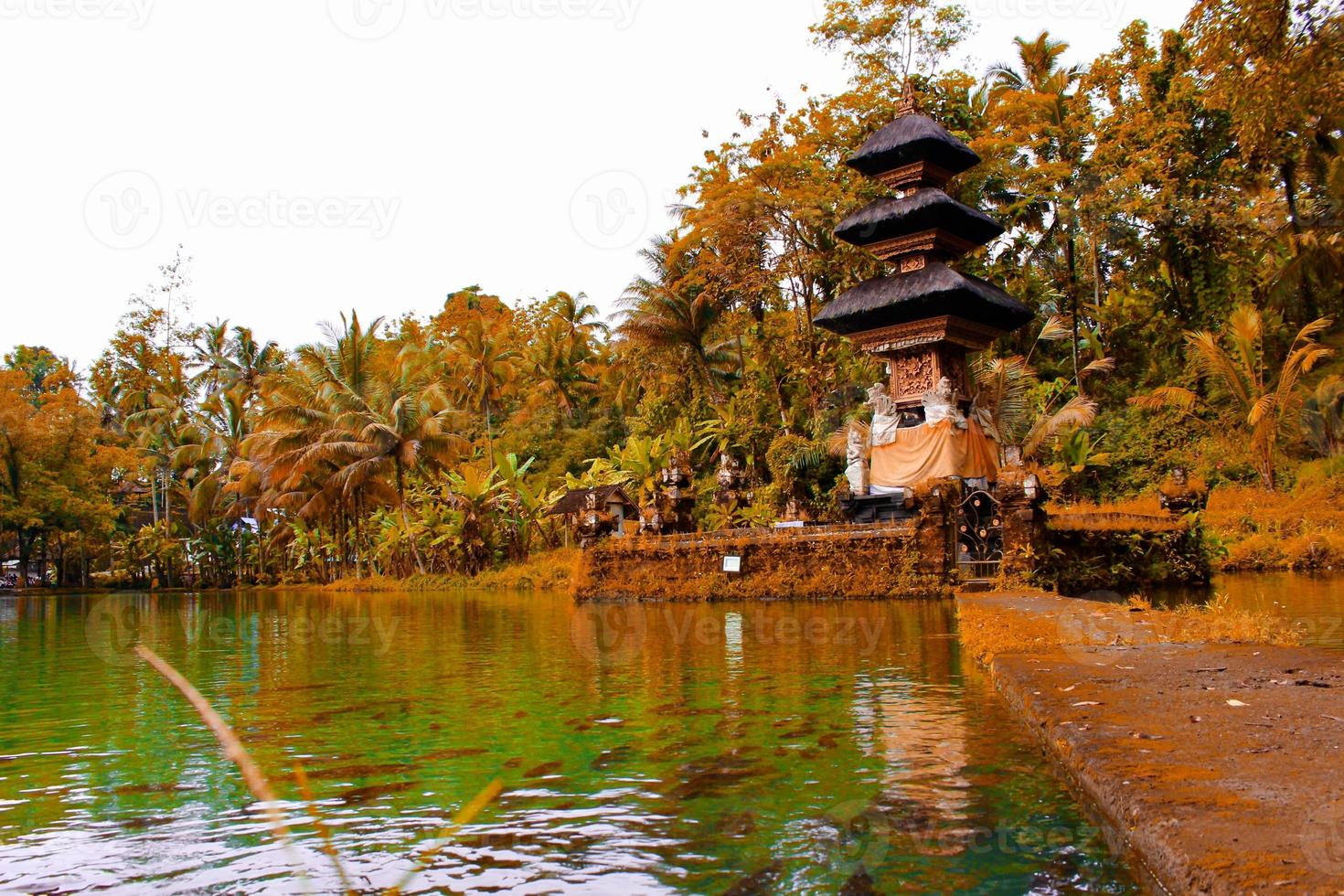 vista de un templo en medio de un lago en bali foto