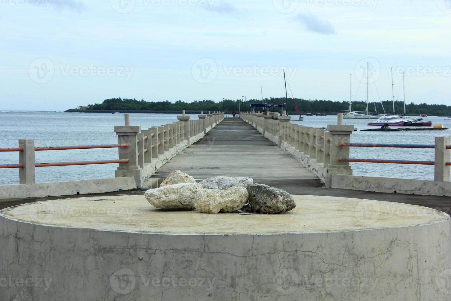 fotografía simétrica de un puente de muelle desde la vista frontal. foto