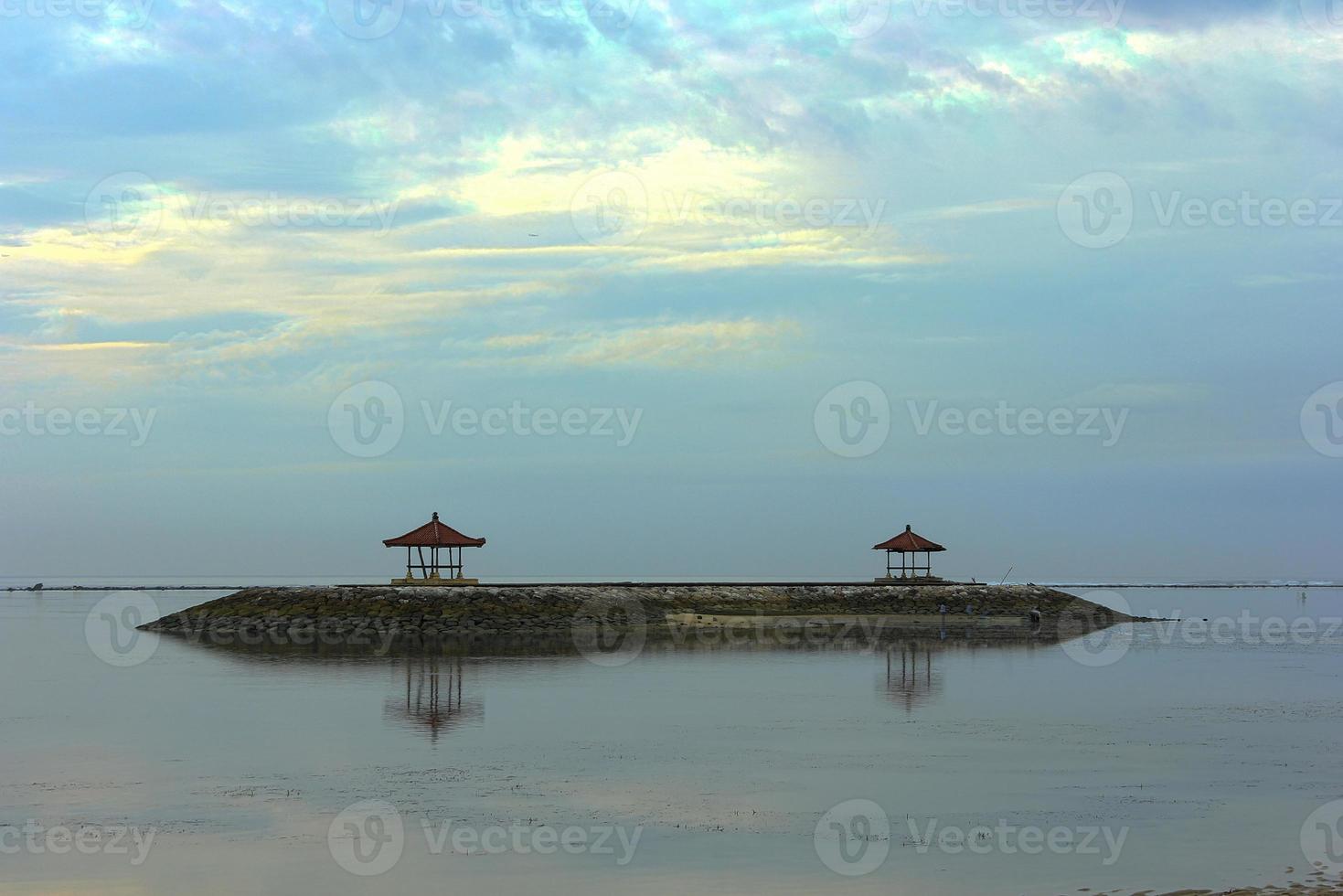 hermoso paisaje aéreo de la playa de sanur foto