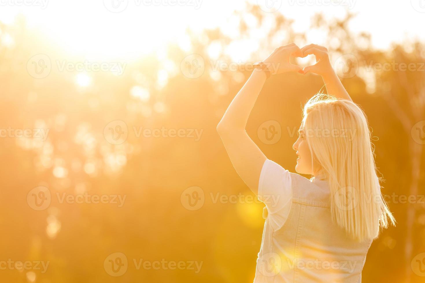 mujer feliz libre disfrutando de la naturaleza. chica de belleza al aire libre. concepto de libertad. chica de belleza sobre el cielo y el sol. rayos de sol disfrute foto