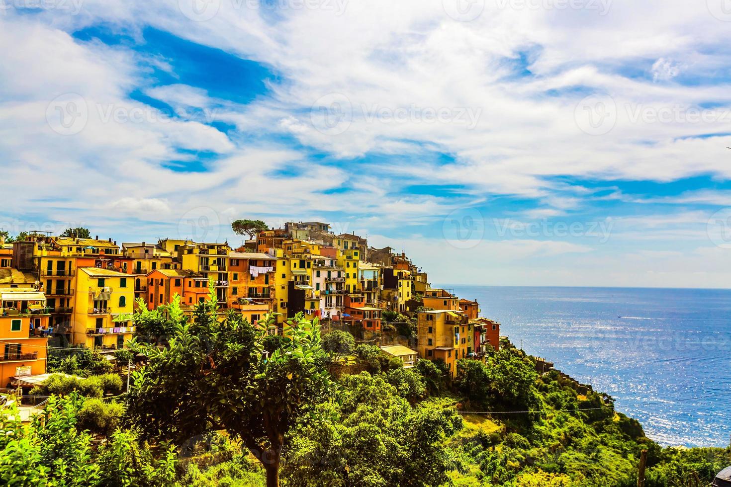 puntos de referencia de italia: parque nacional cinque terre y pintoresco pueblo en la cima de una colina, corniglia. liguria foto