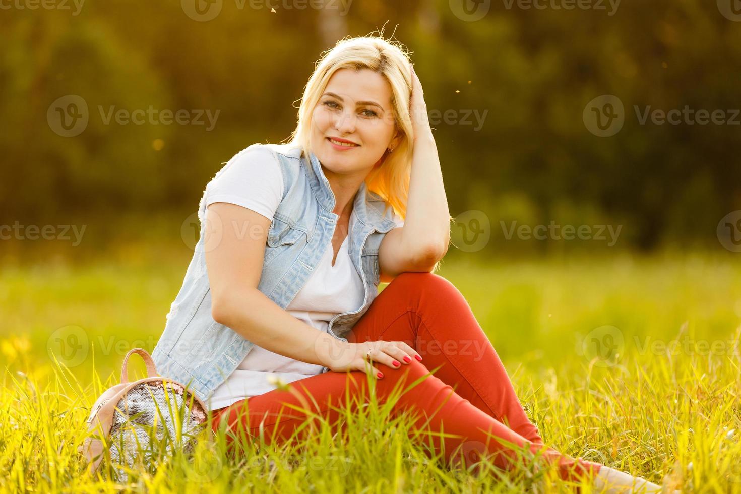 hermosa mujer sonriente mirando a otro lado en el parque. foto