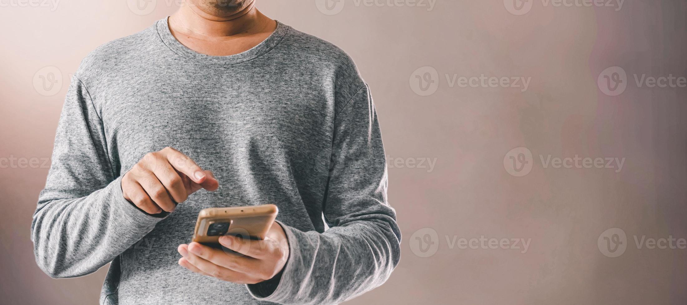 a businessperson with a smartphone Internet access and digital marketing on a global scale Banking and Finance Business technology includes things like digital link technology and big data. photo