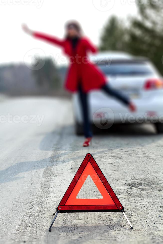 mujer espera asistencia en carretera foto