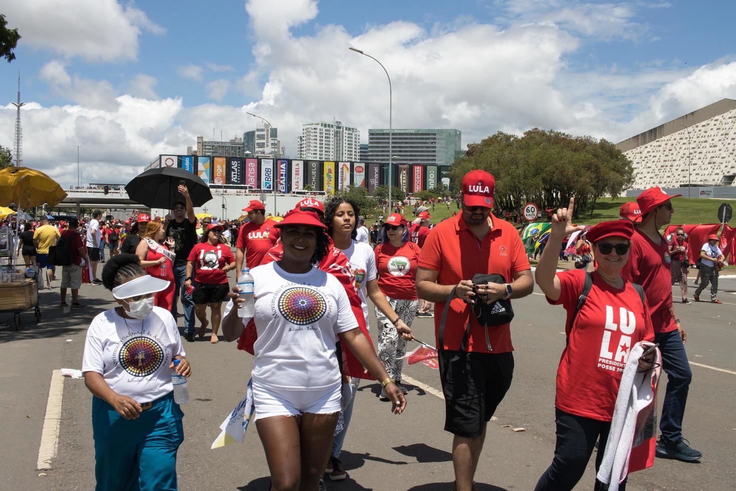 brasilia, brasil 1 de enero de 2023 multitudes de personas bajando por la explanada hacia el congreso nacional para la toma de posesión del presidente lula en brasilia foto