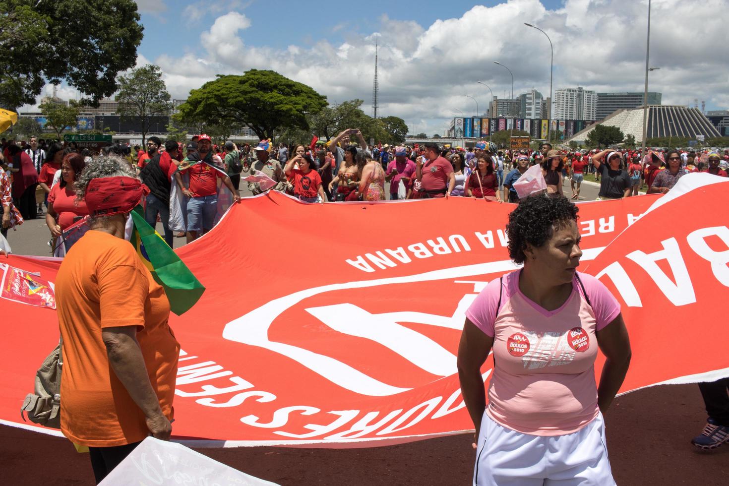 brasilia, brasil 1 de enero de 2023 multitudes de personas bajando por la explanada hacia el congreso nacional para la toma de posesión del presidente lula en brasilia. foto