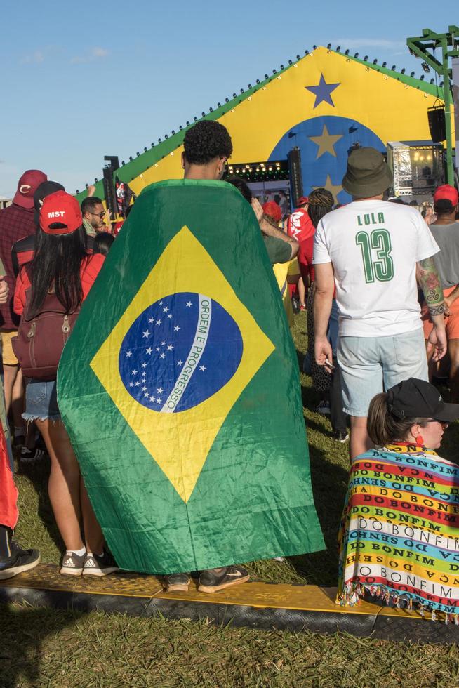 brasilia, df, brasil 1 de enero de 2023 partidarios de lula reunidos frente al congreso nacional mostrando apoyo al presidente lula foto