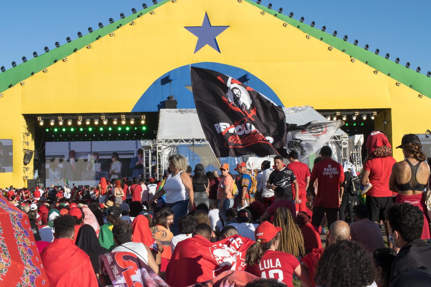 brasilia, df, brasil 1 de enero de 2023 partidarios de lula reunidos frente al congreso nacional mostrando apoyo al presidente lula foto