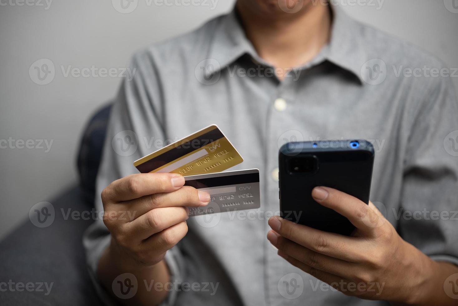 hombre que usa un teléfono inteligente para banca en línea o compras y pago con tarjeta de crédito. hombre pagando y comprando con la aplicación de teléfono móvil tecnología de aplicación de billetera de comercio electrónico. foto