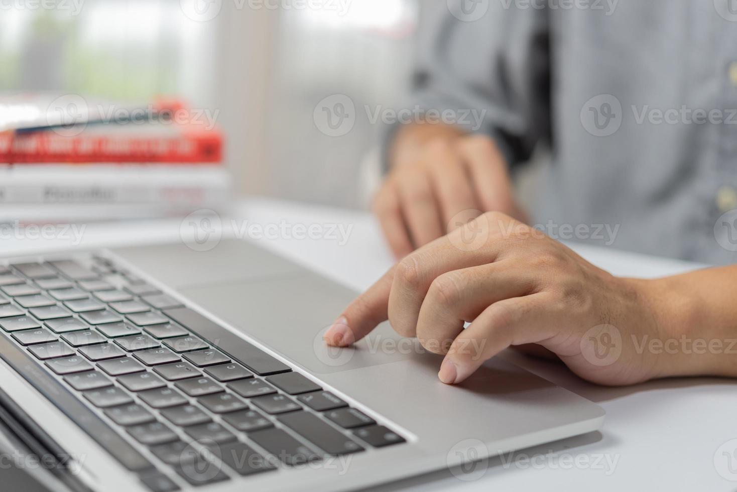 empresario usando una computadora portátil en el escritorio de la oficina. concepto de negocio de redes sociales y digitales de tecnología de Internet. foto