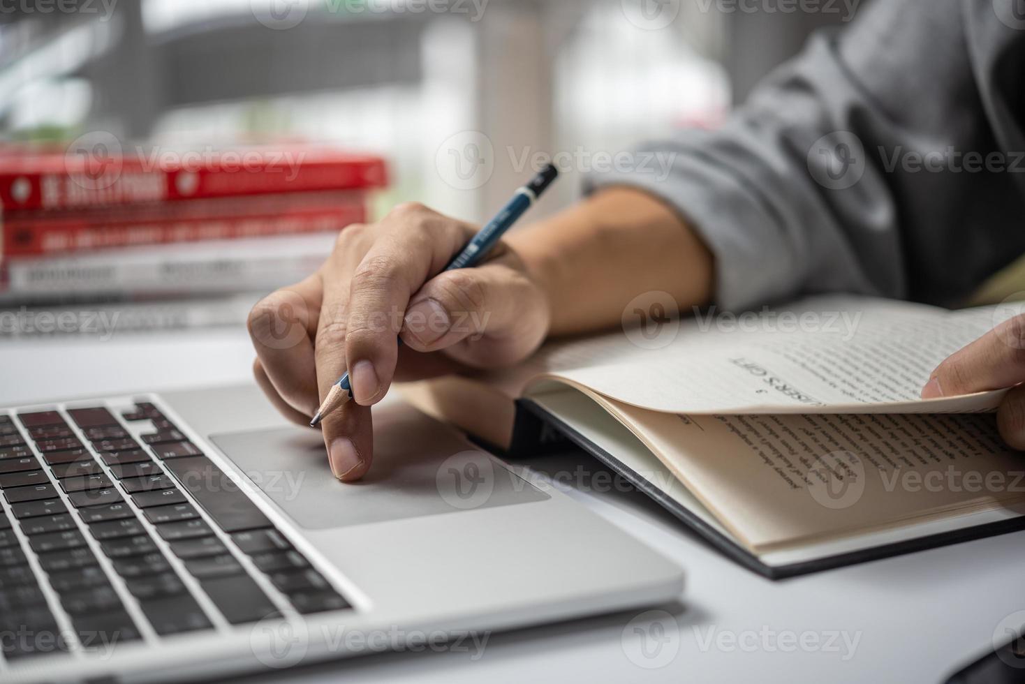 aprender clases en línea usando una computadora portátil y escribiendo un cuaderno en el lugar de trabajo, desarrollo educativo o concepto de mejora del conocimiento. foto