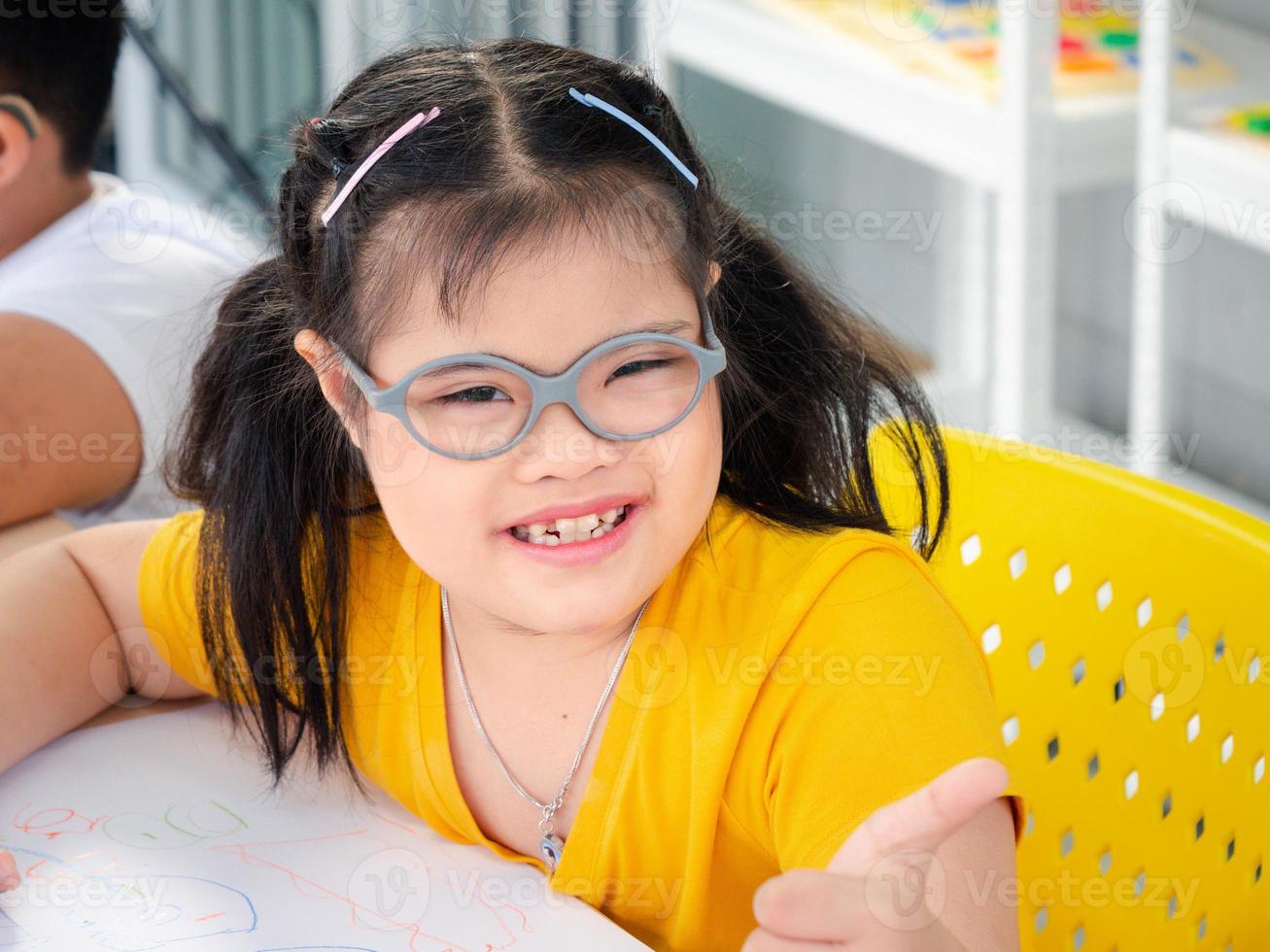 una alegre clase de artes creativas para niños y su profesor en el aula de la escuela, escolares felices jugando un interesante juego de mesa durante una lección en el aula foto