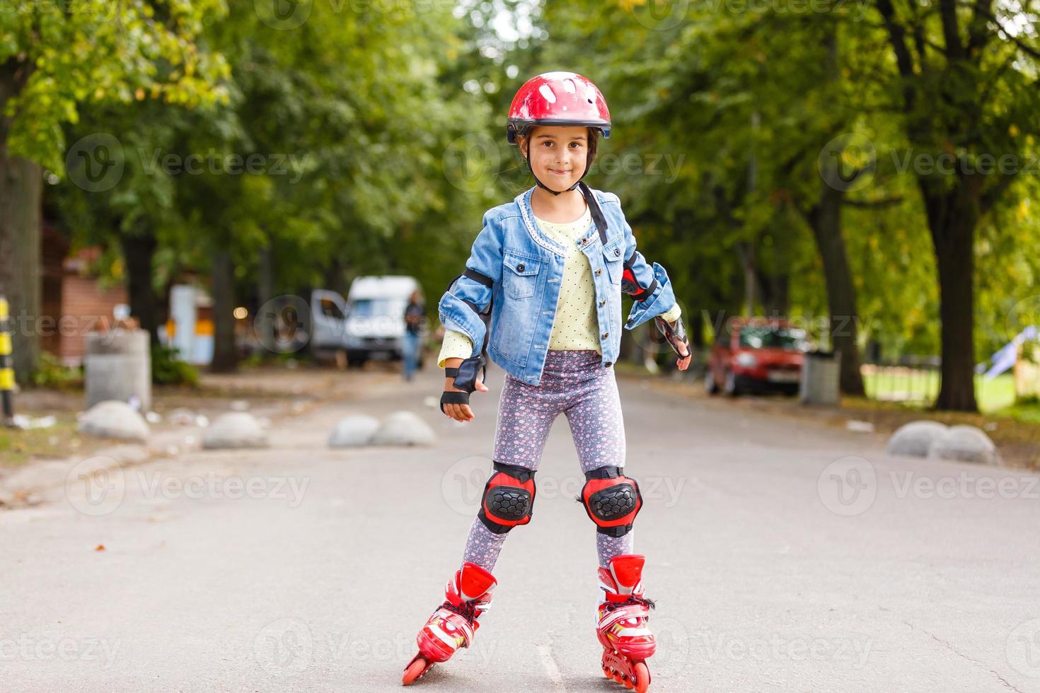 niña bonita y graciosa en patines con casco montando en un parque. concepto  de estilo de vida saludable. 16779747 Foto de stock en Vecteezy