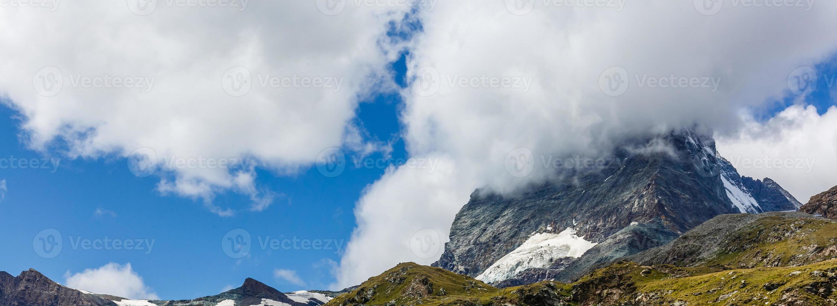 montañas panorámicas con nubes, suiza foto