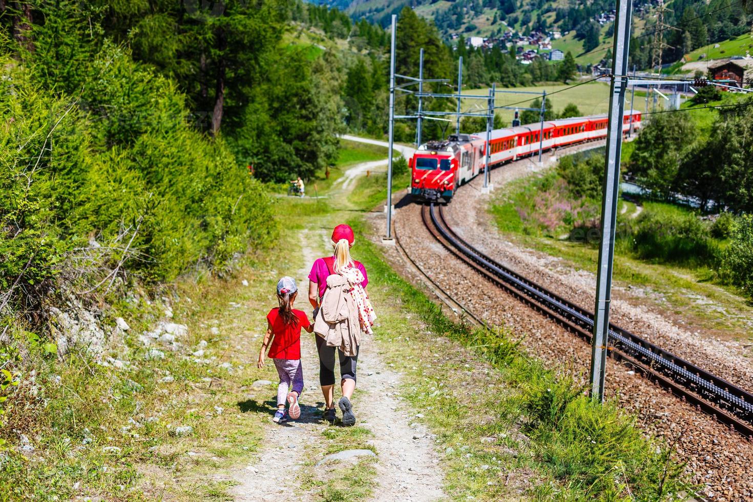 tren de montaña suizo cruzó los alpes, ferrocarril en las montañas foto