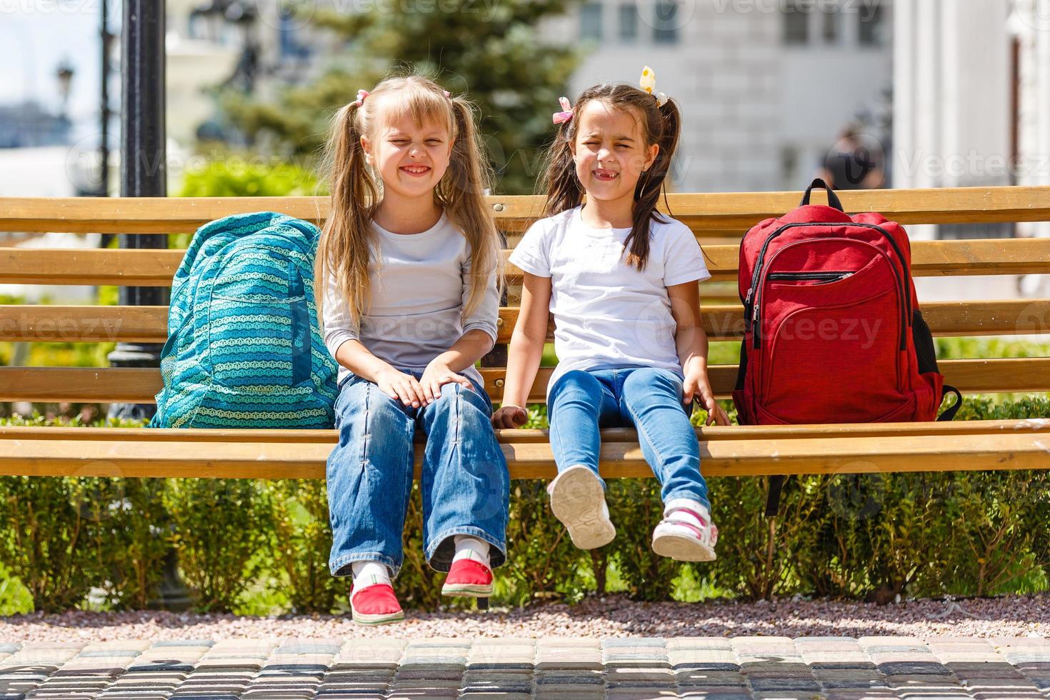 retrato de dos personas bonitas lindas encantadoras encantadoras soñadoras atractivas alegres de pelo lacio niñas preadolescentes hermanos que muestran a un lado la promoción del anuncio copiar el fondo del espacio foto