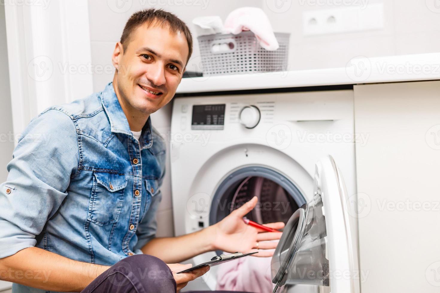 Master repairs the broken washing machine photo