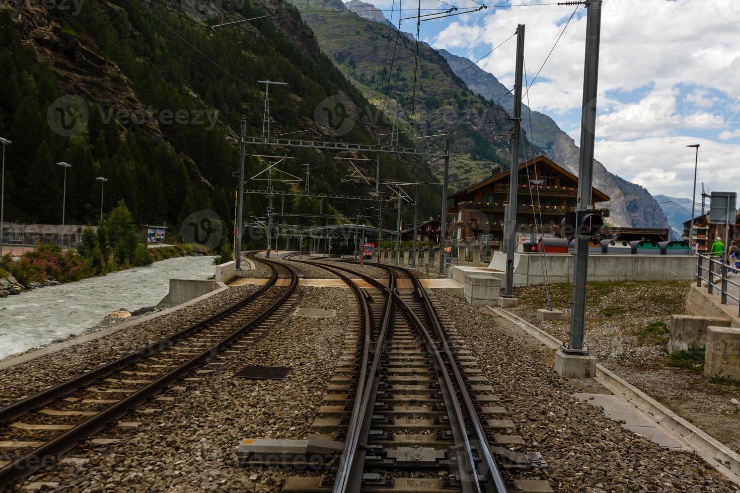 vía férrea suiza alpes tren foto