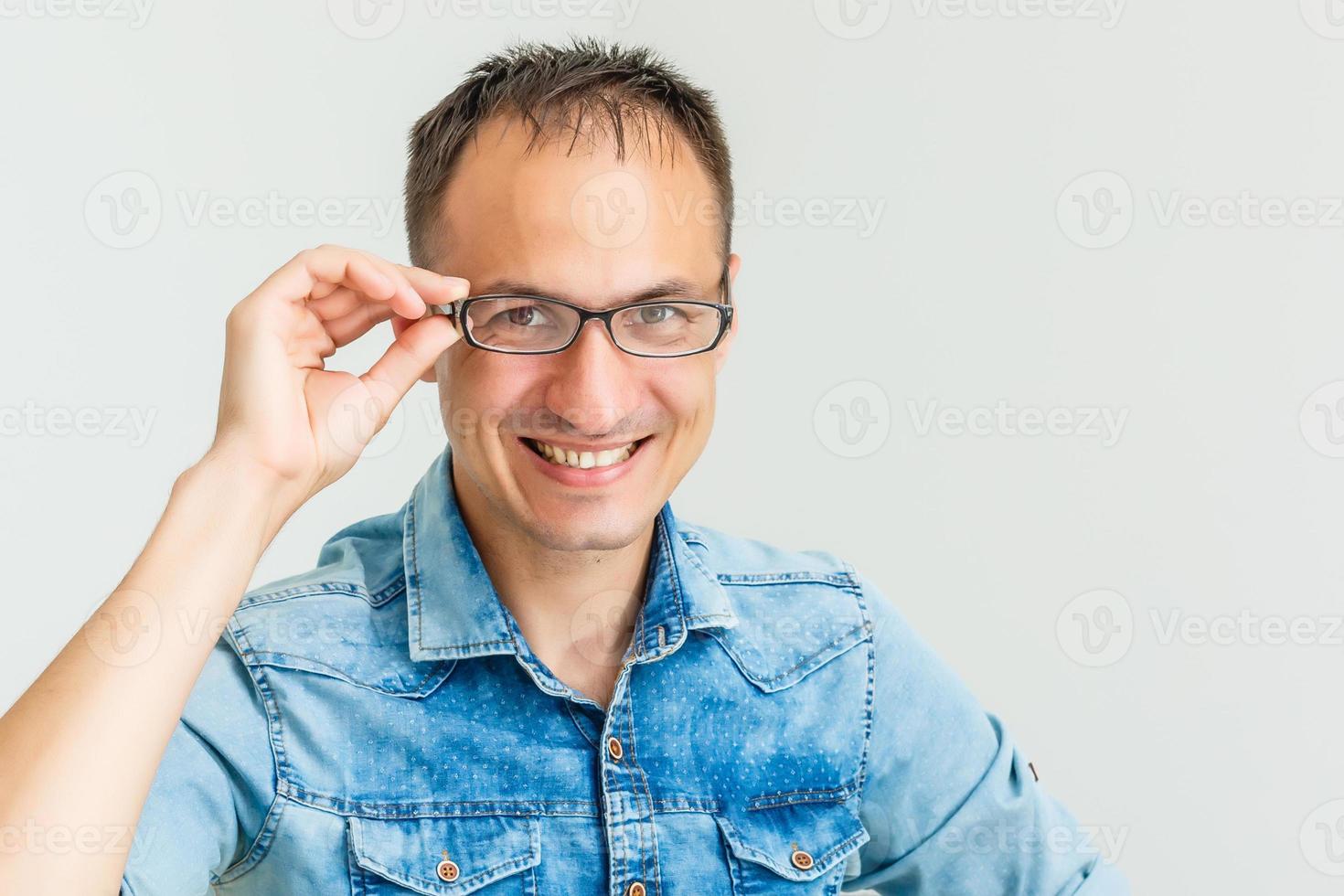 chico guapo con gafas y camisa de mezclilla foto