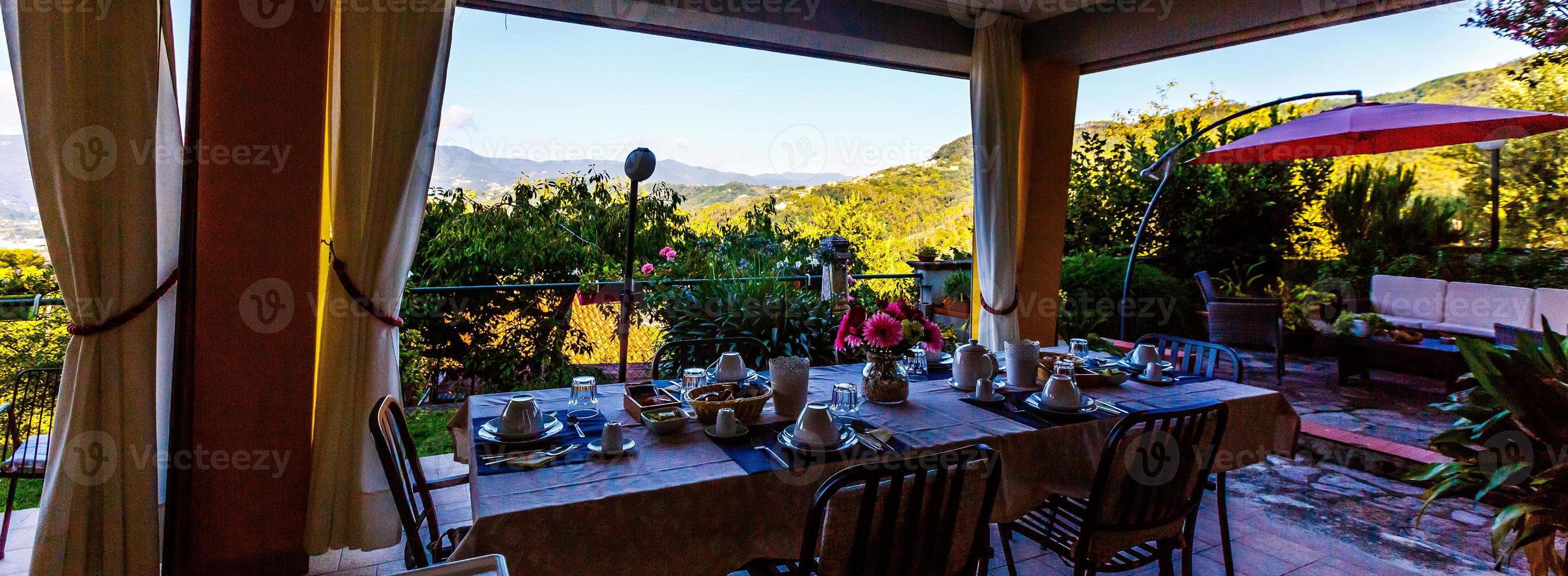 desayuno en la terraza del pueblo italiano foto