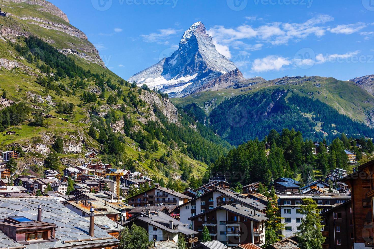 Hermosa vista del antiguo pueblo con el fondo del pico Matterhorn en Zermatt, Suiza foto