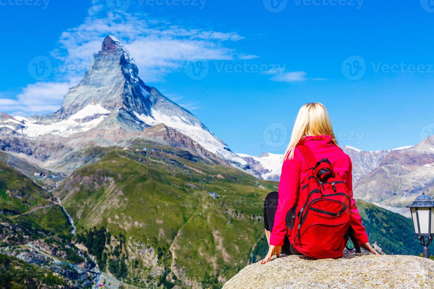 mujeres meditando en alta montaña en el fondo de la puesta de sol foto