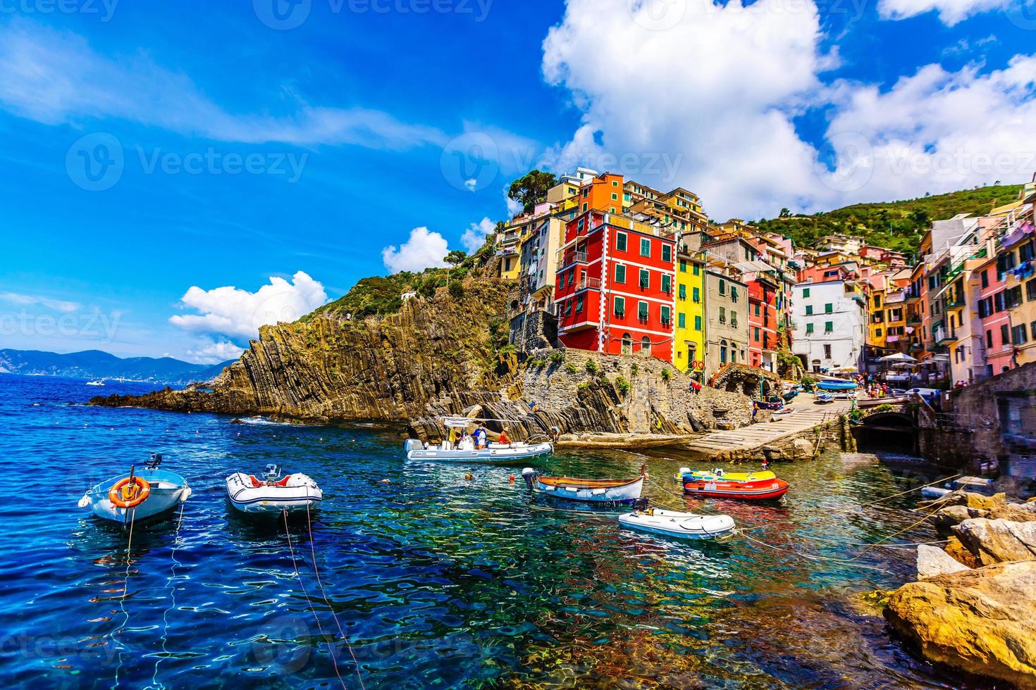 vista de las coloridas casas a lo largo de la costa de la zona de cinque terre en riomaggiore, italia foto