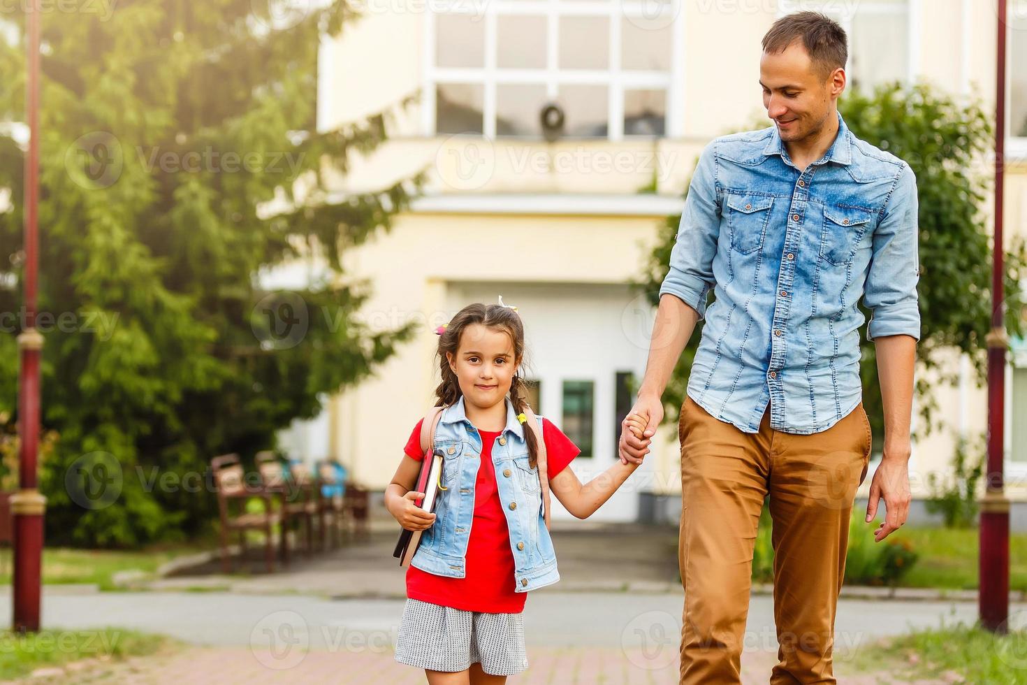 papá amoroso mira a la pequeña hija adorable que siente amor, el perfil se enfrenta a la vista lateral, las relaciones cálidas de devoción profunda, el cuidado del amor, la persona más cercana, el concepto del día del padre foto