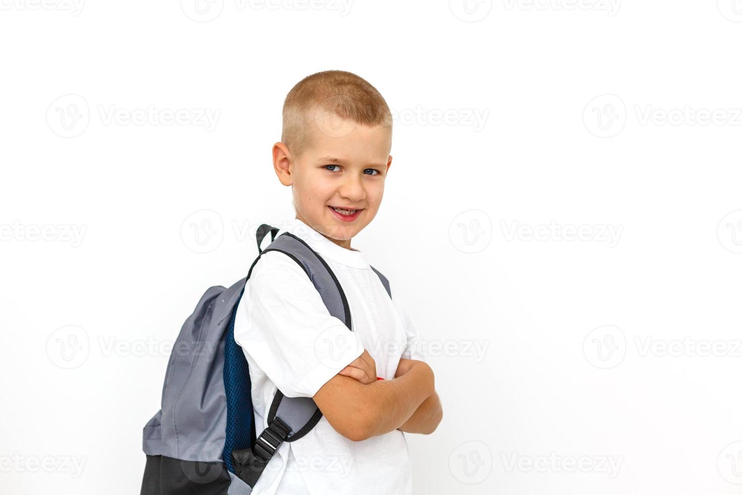 camiseta blanca en un chico lindo, aislado en fondo blanco foto