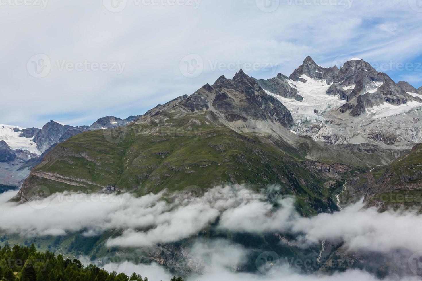 increíble naturaleza de suiza en los alpes suizos - fotografía de viajes foto