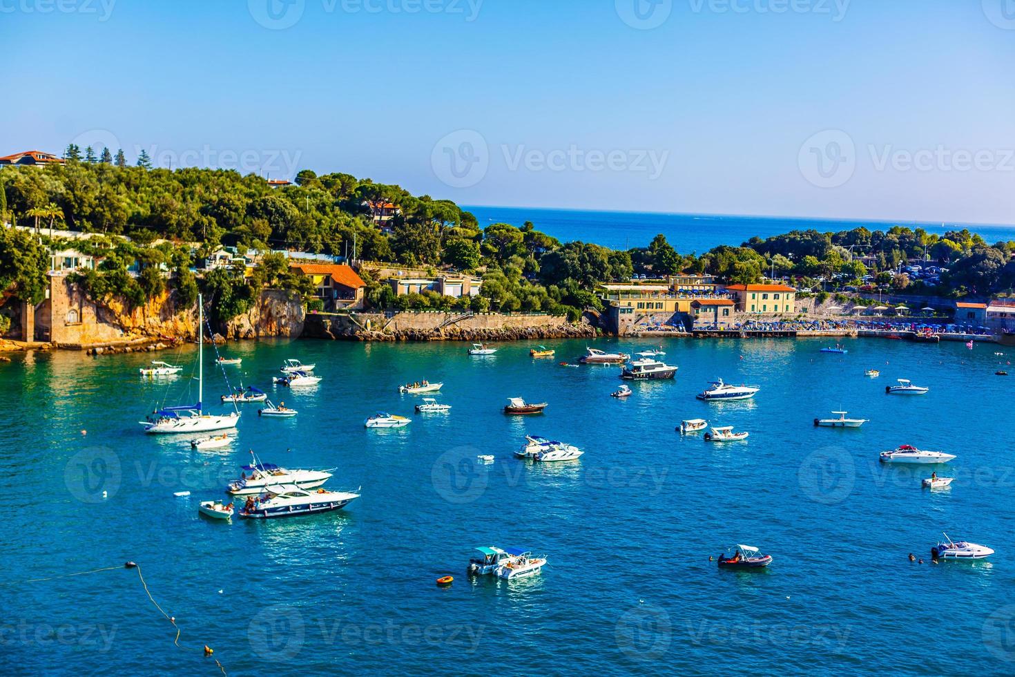 golfo con muchos yates y barcos cerca de la playa o de italia foto