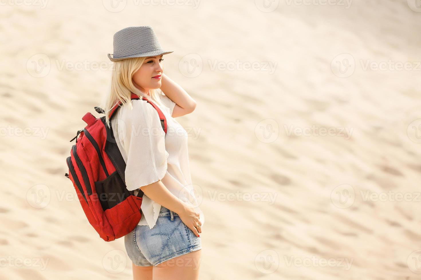 juego País Andrew Halliday mujer joven explorando la playa de arena con sombrero y mochila 16782855  Foto de stock en Vecteezy