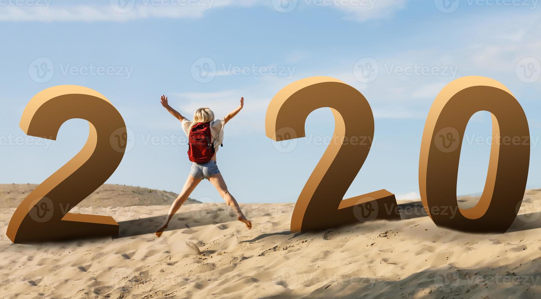 mujer adulta haciendo senderismo y mochilero en un hermoso desierto y un paisaje rocoso feliz año nuevo 2020 - niña feliz con números al amanecer foto
