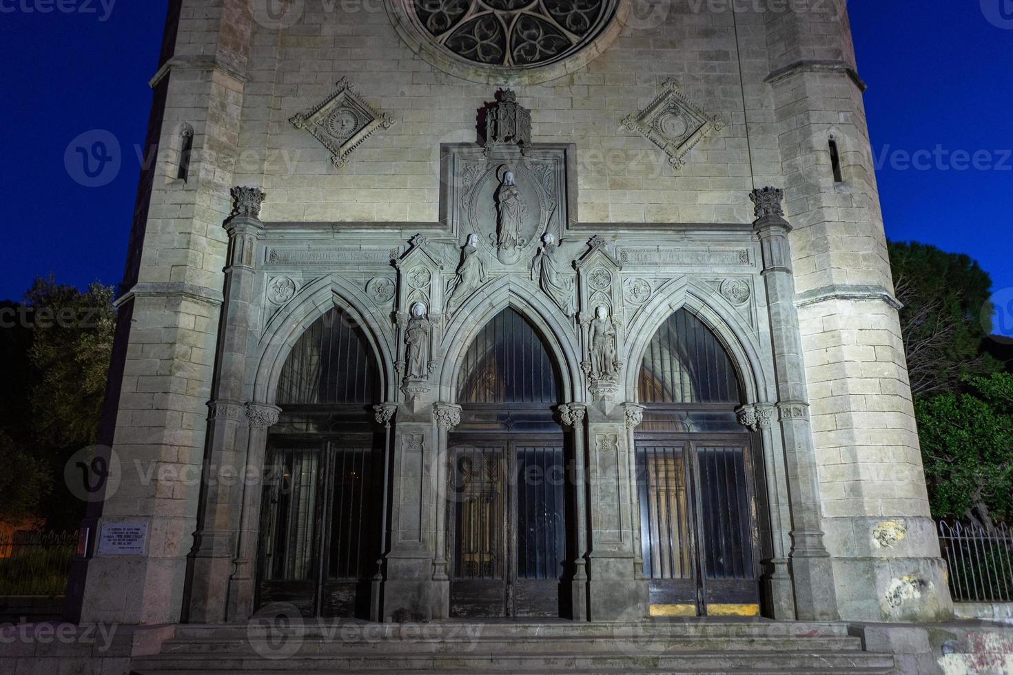 calles y vistas de un pequeño pueblo español por la noche foto