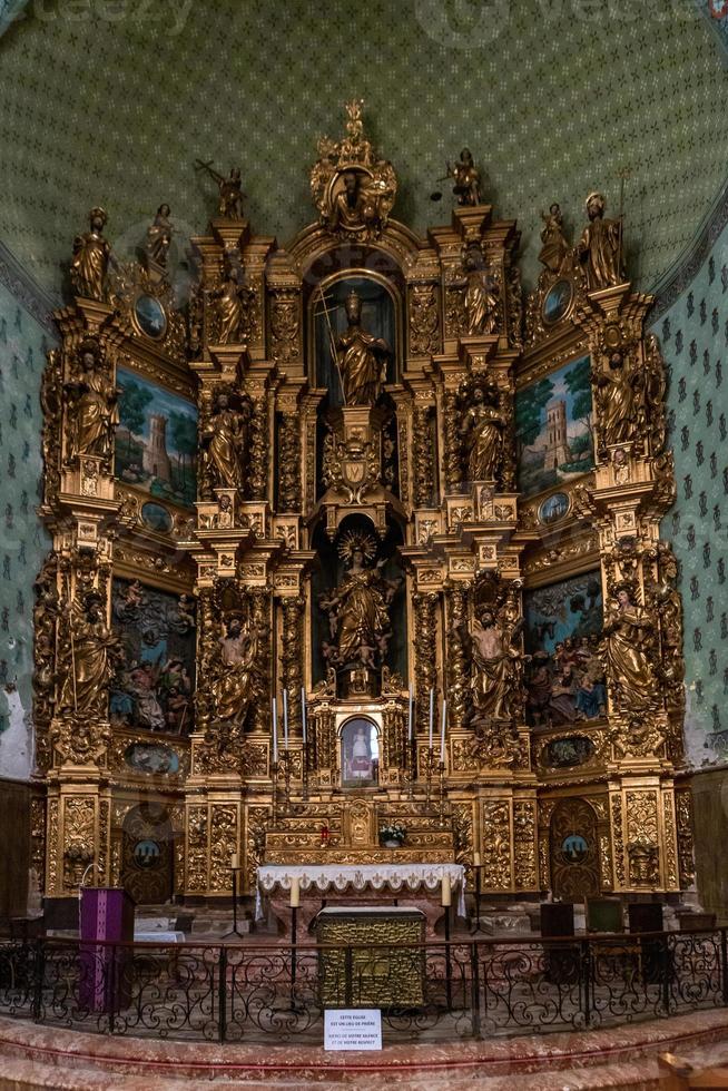 interior de la iglesia católica foto