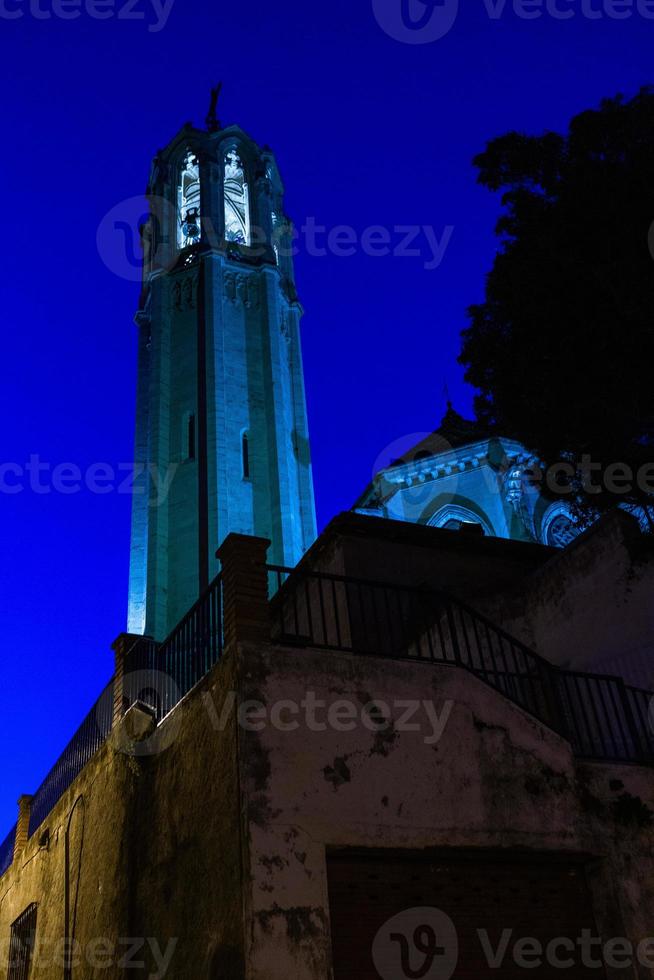 calles y vistas de un pequeño pueblo español por la noche foto