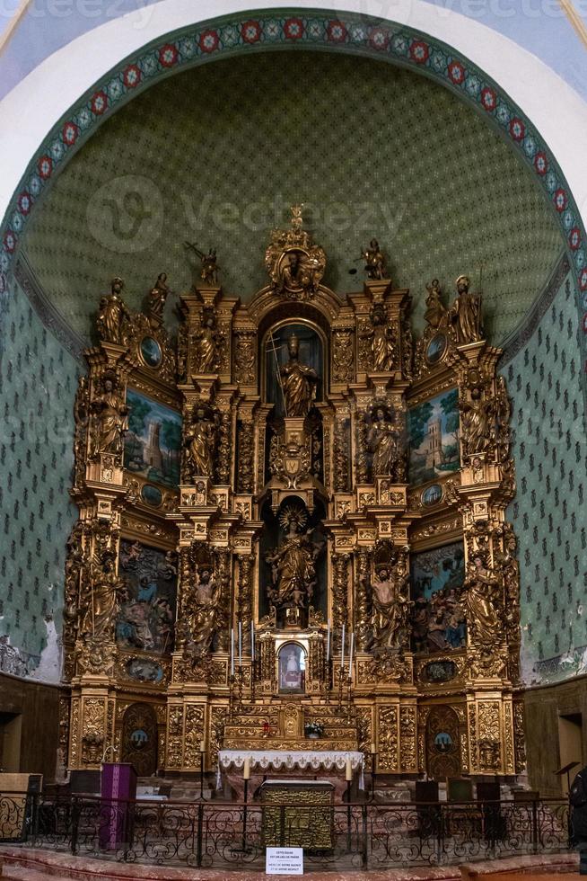 interior de la iglesia católica foto