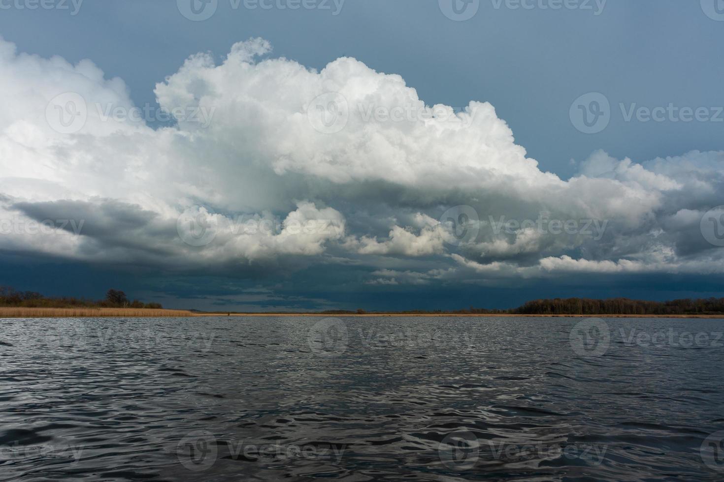 paisaje nublado en el lago foto