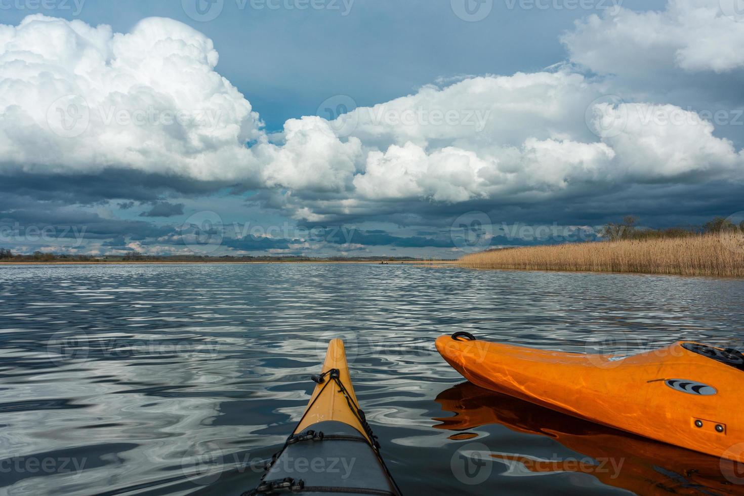 paisaje nublado en el lago foto