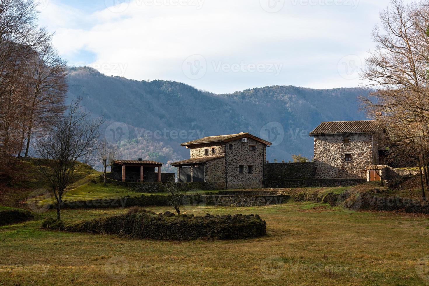 paisajes del parque nacional de la garrotxa de los pirineos foto